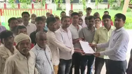 लहरपुर: ओझियापुर के ग्रामीणों ने प्राथमिक विद्यालय को पुनः शुरू कराने के लिए एसडीएम को संबोधित ज्ञापन नायब तहसीलदार को सौंपा