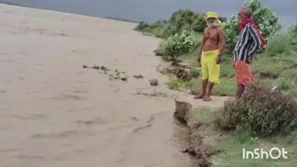 बलिया: लक्ष्मणपुर क्षेत्र में गंगा नदी का जलस्तर तेजी से बढ़ने से इच्छा चौबे के पास गांव में कटान हुआ शुरु