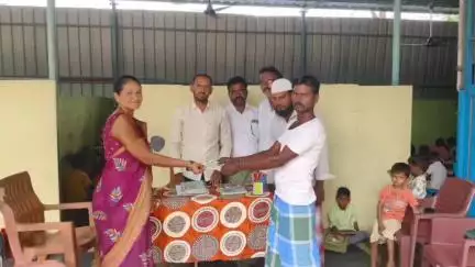 మంత్రాలయం: నదిచాగి గ్రామంలో తనది కాని తల్లికి వందనం నగదును లబ్ధిదారులకు అందజేసిన మహిళ, అభినందించిన గ్రామస్థులు