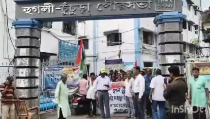 চুঁচুড়া-মগরা: বাঙালিদের উপর BJP শাষিত রাজ্যগুলিতে অত্যাচারের প্রতিবাদে চুঁচুড়ায় প্রতিবাদ মিছিল পৌর কর্মচারী ইউনিয়নের