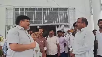 पडरौना: जिले में यूरिया संकट व अधिकारियों की चुप्पी से किसान परेशान, अधिकारी के सवाल से बचने का वीडियो वायरल
