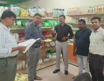 పట్టణంలోని ఎరువుల దుకాణాలను తనిఖీ చేసిన విజిలెన్స్ అండ్ ఎన్ఫోర్స్మెంట్ అధికారులు