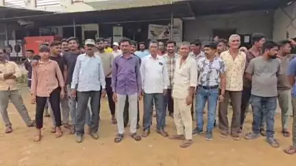 હિંમતનગર: ગામડી ગામે પણ સાબર ડેરીના વિરોધમાં પશુપાલકોએ દેખાવ કર્યા,  દૂધ ઢોળ્યુ #jansamasya