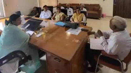 टोंक: जिला प्रमुख सरोज बंसल की अध्यक्षता में कार्यालय में शिक्षा विभाग के अधिकारियों की हुई बैठक