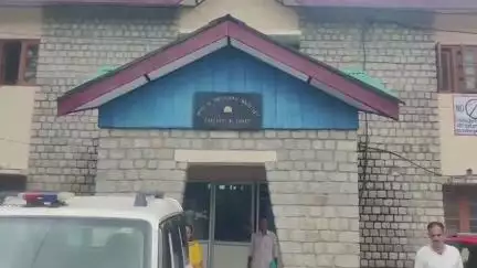 बैजनाथ: मंडी जिला के गोहर में बाढ़ पीड़ितों को बैजनाथ पपरोला की समाजसेवी संस्थाओं ने बांटी राहत सामग्री
