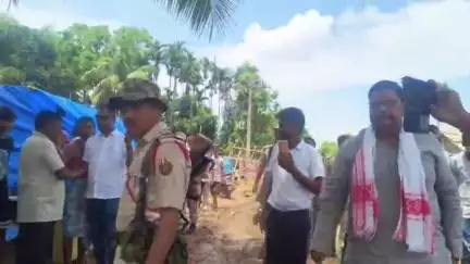 মাটিয়া: কৃষ্ণাই, আশুডুবি উচ্ছেদিত অঞ্চলৰ পৰিস্থিতিৰ বুজ লবলৈ  উপস্থিত হয় বিহাৰৰ সাংসদ সুধামা প্ৰসাদে