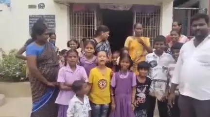 మంత్రాలయం: పట్టణంలోని రామచంద్ర నగర్ పాఠశాల తరగతులను ఓల్డ్ టౌన్ పాఠశాలలో విలీనం చేయడాన్ని వెంటనే నిలిపివేయాలని సీపీఎం నేతలు డిమాండ్
