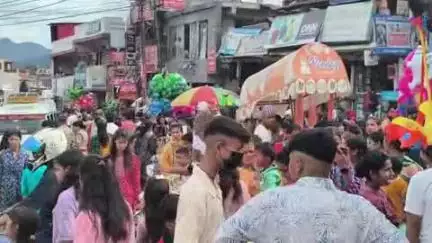चम्पावत: हरेला पर्व पर चंपावत में मुख्य बाजार में लगा मेला, ग्रामीण क्षेत्र से खरीदारी करने पहुंचे लोग
