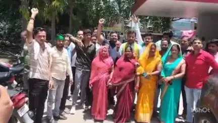 छिबरामऊ: तहसील परिसर में भारतीय हलधर किसान यूनियन ने कई समस्याओं को लेकर SDM को संबोधित ज्ञापन नायब तहसीलदार को सौंपा