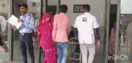 દાહોદ: નાની મલુ ગામે દીપડાએ હુમલો કરતા એક વ્યક્તિ બીજા તરફથી સારવાર માટે દાહોદ સિવિલ હોસ્પિટલ ખાતે લાવ્યા