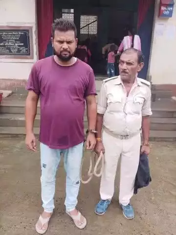 खड़गपुर: संत टोला: चेक बाउंस मामले में फरार चल रहे एक आरोपी को गिरफ्तार कर भेजा गया जेल