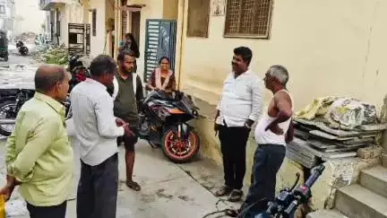 ఇబ్రహీంపట్నం: హయత్ నగర్ డివిజన్ పరిధిలో పర్యటించి సమస్యలు అడిగి తెలుసుకున్న కార్పొరేటర్ కళ్లెం నవజీవన్ రెడ్డి