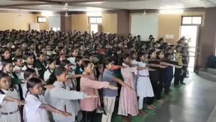 डिंडौरी: शासकीय कन्या परिसर रैयपुरा में नशा मुक्ति अभियान, 500 छात्राओं ने ली शपथ