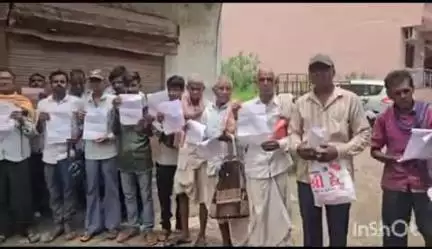 લુણાવાડા: લીંબડીયા ખાતે આવેલ ગુજકોમસોલના સેન્ટર ઉપર ખેડૂતોની કતાર જોવા મળી બિયારણ માટે ધક્કા ખાવા પડતા હોવાનો ખેડૂતોનો આરોપ