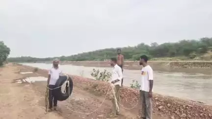 सूरतगढ़: लाडाना गांव के पास इंदिरा गांधी नहर में व्यक्ति के गिरने की आशंका, राजियासर पुलिस और ग्रामीण कर रहे हैं नहर में तलाश