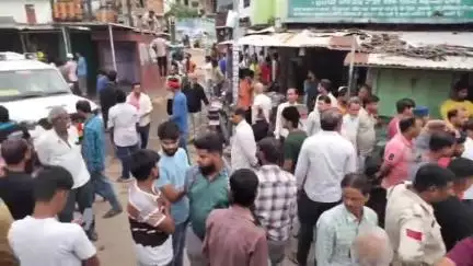 दमोह: अजमेरी हाल के सामने कार से कुचलकर युवक की हत्या, पठानी मोहल्ला में प्रशासन का बुलडोजर चला, हटाया अतिक्रमण