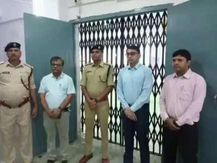 आरा: डीएम और एसपी ने इवीएम व वीवीपीएटी वेयरहाउस का लिया जायजा