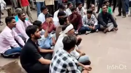 बाड़ी: यूथ कांग्रेस ने एसडीएम कार्यालय पर किया विरोध प्रदर्शन