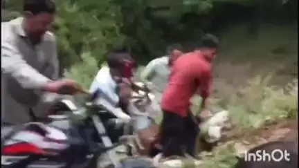 विदिशा नगर: हरिपुरा पीलियानाले के पास कार और स्कूटी की भिड़ंत, घायल अस्पताल में भर्ती