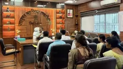 गिरिडीह: उपायुक्त ने डीसी ऑफिस में बैठक कर सामाजिक सुरक्षा योजनाओं की समीक्षा की