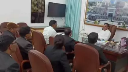 लोहरदगा: व्यवहार न्यायालय में PDJ की अध्यक्षता में मासिक समीक्षा बैठक हुई, बंदियों की कानूनी सहायता पर रहा फोकस