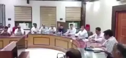 बिसौली: विकास भवन सभागार में किसान दिवस पर दातागंज रेलवे क्रॉसिंग पर प्रस्तावित अंडरपास का किसानों ने किया विरोध