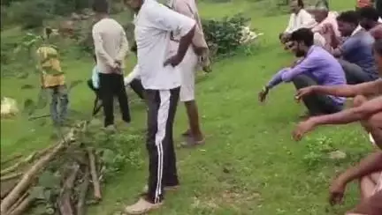छतरपुर: पनौठा गांव में अहिरवार समाज के श्मशान घाट में उचित व्यवस्थाएं नहीं, युवक ने वीडियो किया वायरल!