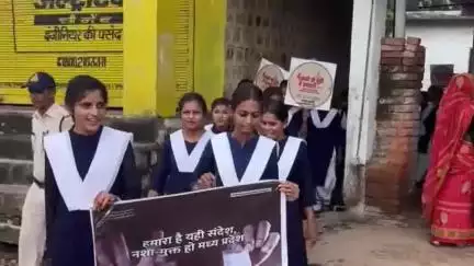 चंदेरी: चंदेरी पुलिस ने नशा मुक्ति को लेकर उठाया कदम, चलाया जागरूकता अभियान और स्कूली बच्चों को दी जानकारी