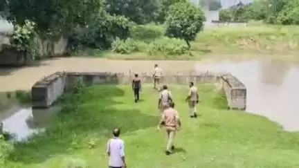 पीलीभीत: खमरिया पुल पर पुलिस टीम गोताखोरों के साथ युवती की तलाश करती रही, जो नदी में डूबी