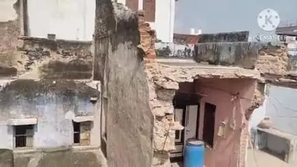 डीडवाना: भारी बारिश के कारण फतेहपुरी गेट मार्ग पर एक मकान गिरा, प्रशासन की टीम मौके पर पहुंची