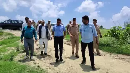 रामपुर: बुधवार को ग्राम पंचायत मंकरा में जिलाधिकारी और पुलिस अधीक्षक ने तालाब का निरीक्षण किया