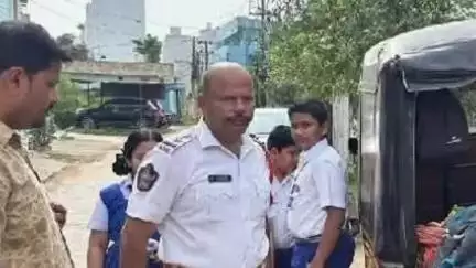 శ్రీకాకుళం: శ్రీకాకుళం నగర పరిధిలో ఓవర్ లోడ్తో వెళ్లిన 6 ఆటోలు సీజ్ చేసిన పోలీసులు