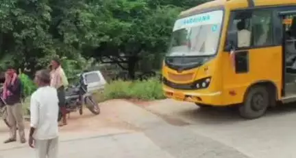 కళ్యాణదుర్గం: డ్రైవర్ కు యూనిఫామ్ లేదని బస్సును ఆపేసిన పోలీసులు: పిల్లలు ఇంటికి రాకపోవడంతో ఆందోళన చెందిన తల్లిదండ్రులు