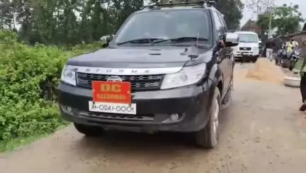 हज़ारीबाग: उपायुक्त पहुँचे दुर्गम गांव पुरनपनियां, ग्रामीणों को सड़क और सुविधाओं की मिलेगी सौगात