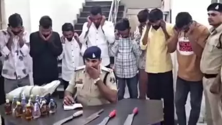 मस्तुरी: बिलासपुर पुलिस ने मिनी बस्ती में मंगलवार रात से बुधवार सुबह तक की छापेमारी, 9 गिरफ्तार, हथियार व शराब जब्त