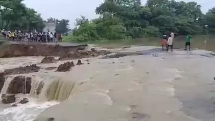 टेटिया बम्बर: कच्ची मोड़ के डंगरी नदी में डायवर्सन बहने से प्रखंड के कई गांवों का अनुमंडल मुख्यालय से संपर्क टूटा