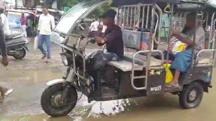 जहानाबाद: लगातार बारिश से अंबेडकर चौक के मुख्य मार्ग पर जलजमाव, वाहन चालकों को हुई परेशानी