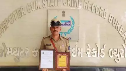 છોટાઉદેપુર: જિલ્લા એલસીબી પીઆઇને ગુજરાત રાજ્યના પોલીસ વડા દ્વારા ઉત્કૃષ્ટ અને સરાહનીય કામગીરીને લઈને સન્માનિત કર્યા.