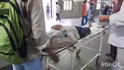 बैतूल नगर: एक बाइक चालक को दूसरे ने मारी टक्कर, ज़िला अस्पताल में चल रहा है इलाज