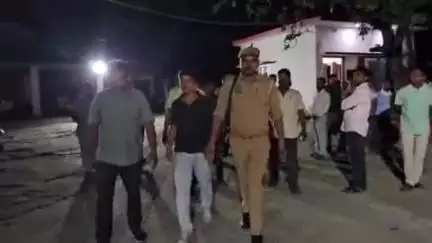 पडरौना: पकड़ियार में एंटीकरप्शन टीम ने छापेमारी कर लेखपाल को घूस लेते रंगे हाथ पकड़ा, राजस्व कर्मियों में मचा हड़काम