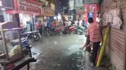 বালুরঘাট: রাস্তায় উপচে যাচ্ছে শৌচালয়ের জল, প্রতিবাদে বালুরঘাট বুড়া কালী মন্দির এলাকার রাস্তা অবরোধ স্থানীয় ব্যবসায়ীদের
