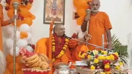 होशंगाबाद नगर: कलेक्टर बंगले के सामने जगदगुरू रामानंद अचार्य स्वामी डॉ राम कमलाचार्य के राज्यसभा सांसद ने दर्शन कर आशीर्वाद लिया