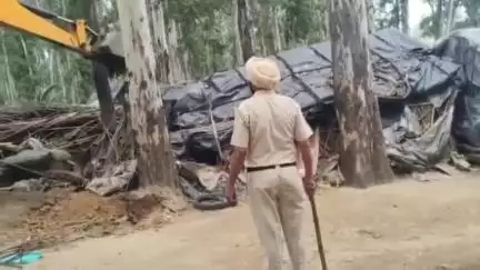 ਖੰਨਾ: ਸਮਰਾਲਾ ਵਿਖੇ ਵਣ ਵਿਭਾਗ ਵੱਲੋਂ ਮਜ਼ਦੂਰਾਂ ਵੱਲੋਂ ਨਜਾਇਜ਼ ਉਸਾਰੀ ਕੀਤੀ ਝੁੱਗੀਆਂ ਝੋਪੜੀਆਂ ਉੱਪਰ ਚਲਾਇਆ ਪੀਲਾ ਪੰਜਾ
