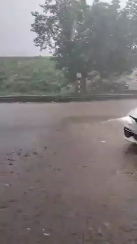 Aaj Fatehabad mein 3:00 baje itni Khatarnak barish road bharkar Pani khel raha hai