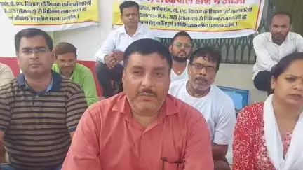 साहेबगंज: सीएन कॉलेज के शिक्षकों और कर्मियों का मांगों को लेकर तीसरे दिन भी धरना प्रदर्शन