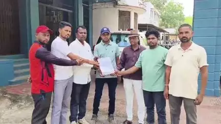 डूंगरपुर: बोरी गांव के पास निजी होटल द्वारा सरकारी जमीन पर अतिक्रमण कर समतलीकरण का ग्रामीणों ने किया विरोध, सौंपा ज्ञापन