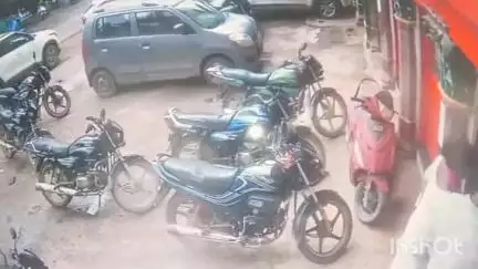 त्योंथर: चाकघाट: शातिर चोर ने 1 सेकंड में तोड़ा बाइक का लॉक, सीसीटीवी में कैद हुई घटना
