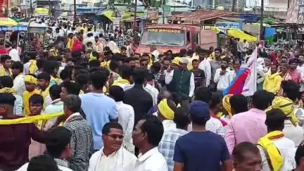 बिछुआ: बिछुआ में आदिवासी समाज के लोगों ने किया चक्का जाम, रैली निकालकर जताया आक्रोश