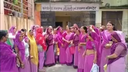 अन्ता: आंगनबाड़ी कार्यकर्ताओं ने एसडीओ कार्यालय अंता पर प्रदर्शन करते हुए जमकर नारेबाजी की, एसडीओ के नाम दिया ज्ञापन