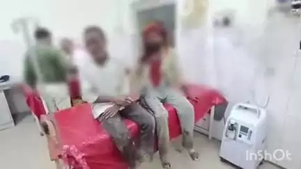 बिसौली: अलापुर थाना क्षेत्र के एक गांव में लड़की से छेड़छाड़ का विरोध करने पर दो युवकों ने दो भाइयों को फावड़े से किया घायल